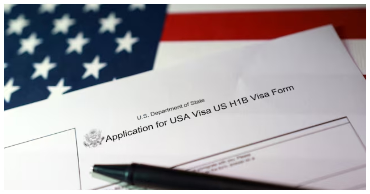 অ্যামেরিকার পতাকার ওপর এইচ ওয়ান-বি ভিসার আবেদন পত্রের চিত্র। ছবি: রয়টার্স